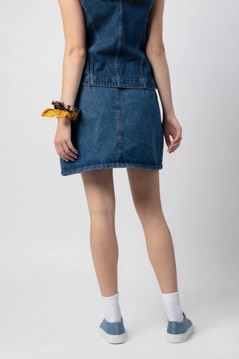 Denim skirt above the knee with exposed back seams